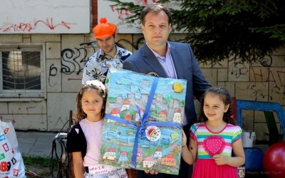 Кметът на Община Вeлико Търново получи подарък керамично пано, изготвено от децата по време на конкурса „Звукът на времето“